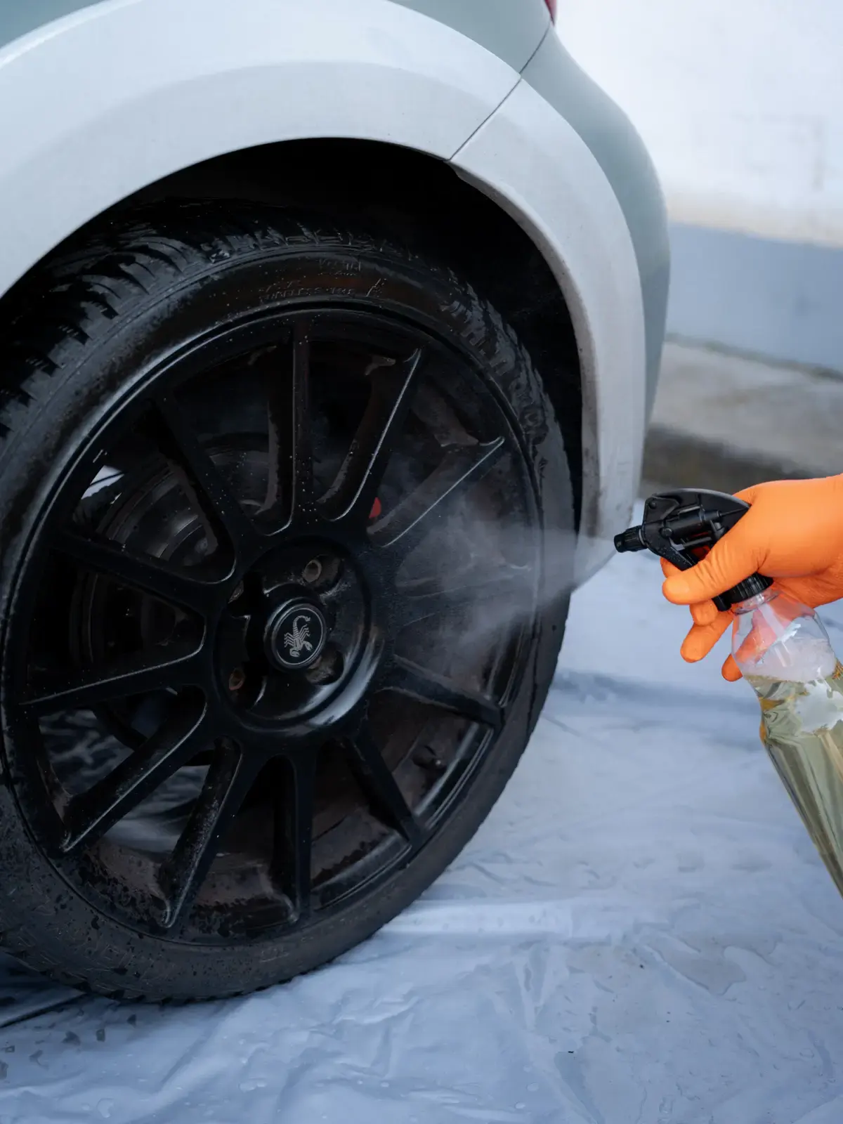 Detailarbeit am Fahrzeug in der NextLevelCar-Werkstatt in Wiernsheim