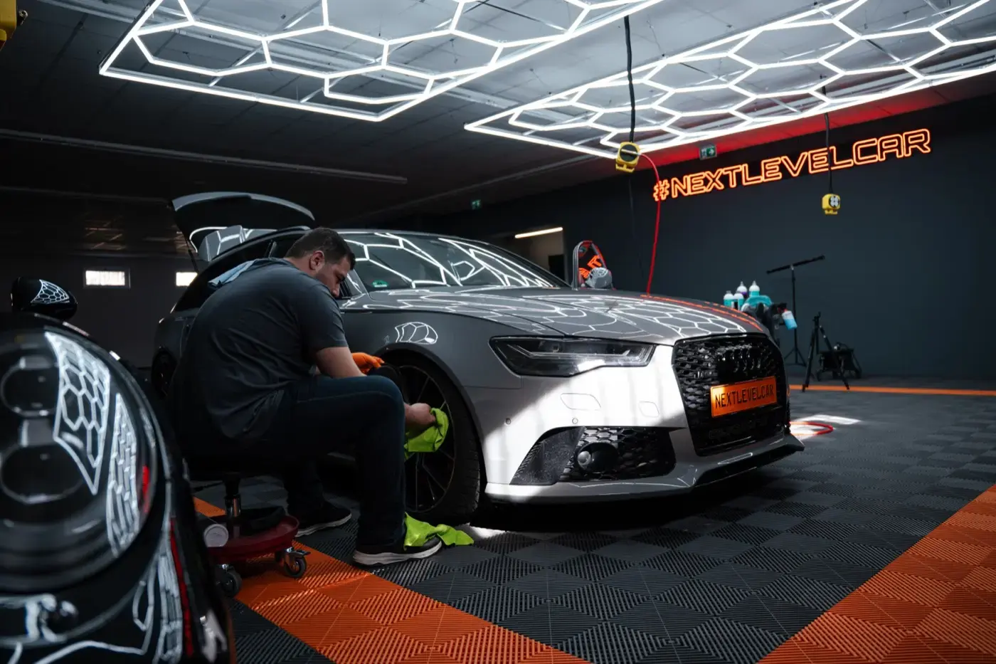 Frisch aufbereiteter, hochglänzender Fahrzeuglack